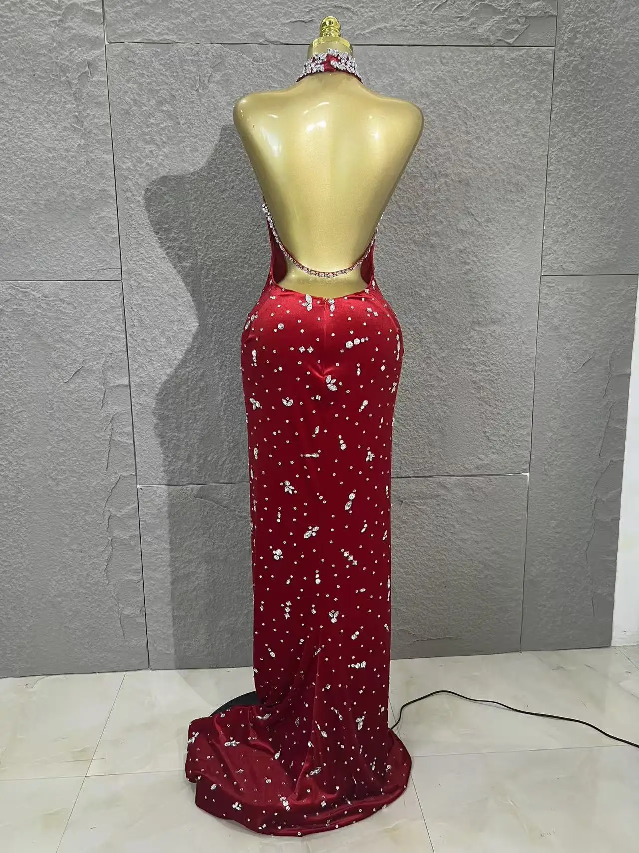 Funkelndes Silbernes Kristallbesetztes Tief Ausgeschnittenes Bodycon Satin Langes Abendkleid Nachtclub-Kleid