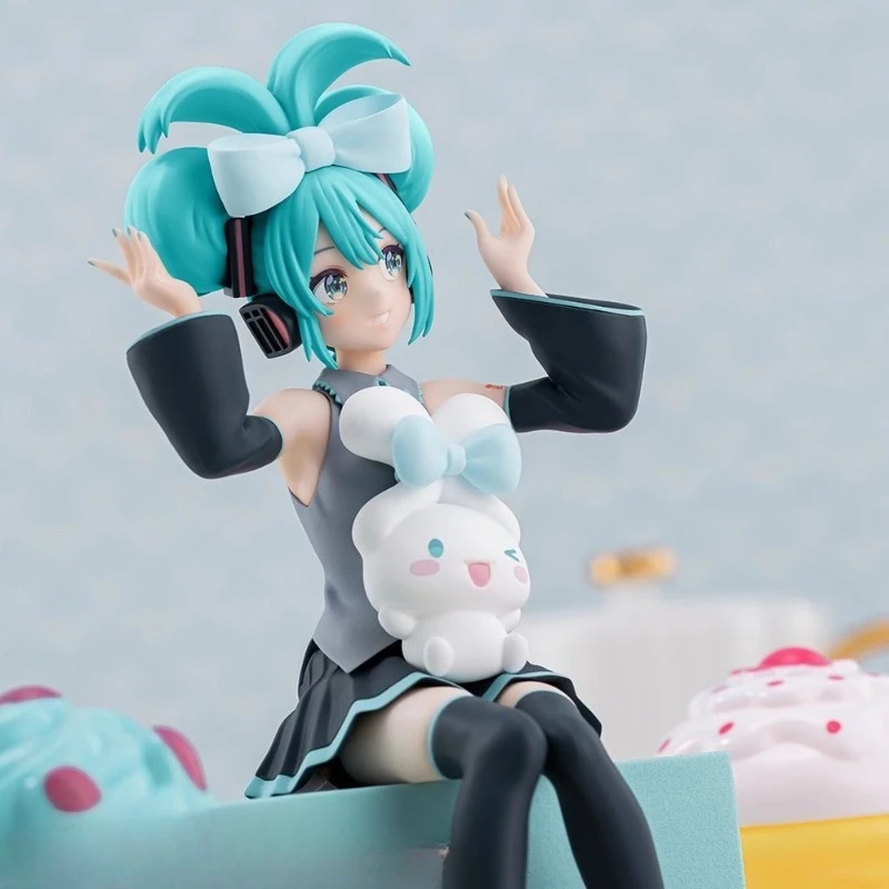 Urocza figurka Hatsune Miku w pozycji siedzącej, idealna jako dekoracja na biurko, model do ekspozycji na obudowie komputera, kolekcjonerski prezent dla fanów anime, zabawka dla dorosłych.