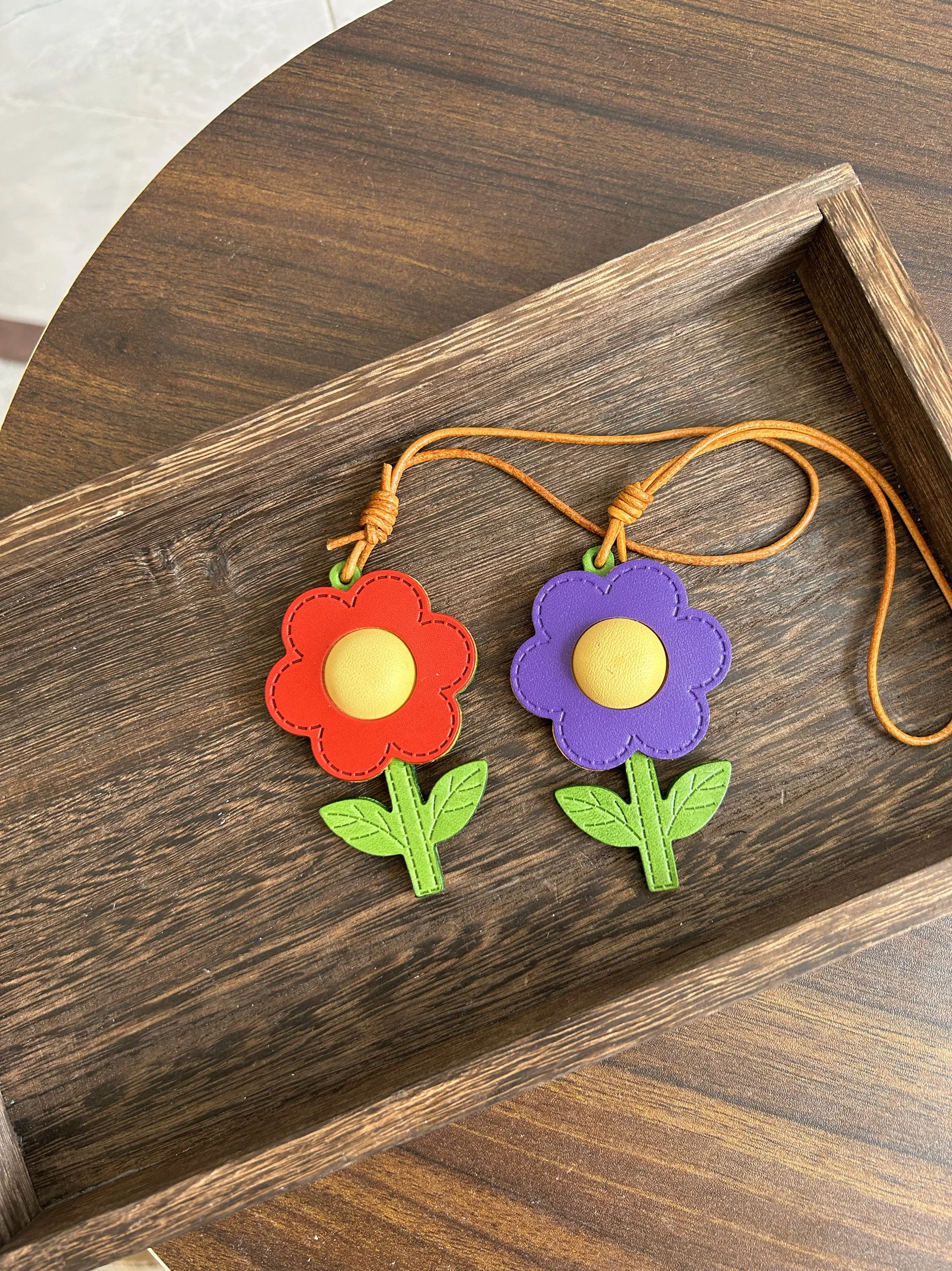

The first layer of cowhide hand-sewn sunflower pendant pet flower pet pendant car charm creative frangipani