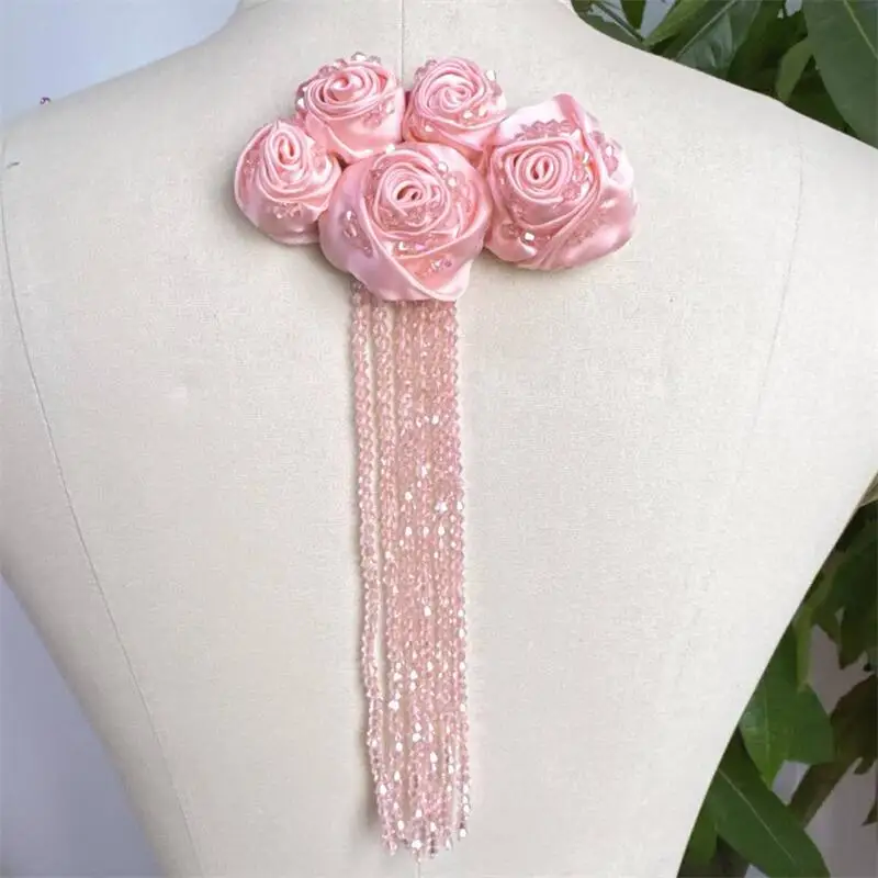 Handgefertigte Perlenapplikation aus Organza mit Kristall-3D-Rosenblüten, Glitzernde Kristallquasten-Brustblume, Schulterapplikation von hoher Qualität – Detail 8