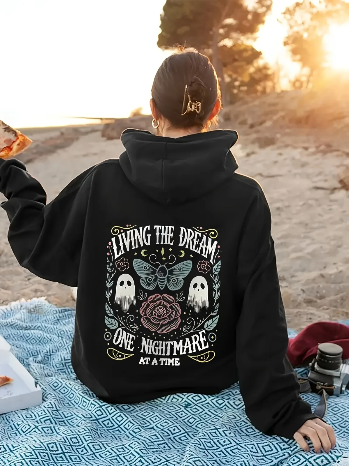 เสื้อสเวตเชิ้ตมีฮู้ดแฟชั่นลำลองสำหรับผู้หญิง สไตล์โกธิคฮาโลวีน พิมพ์ลาย “Living The Dream” กระเป๋าจิงโจ้แบบหนา สำหรับเล่นกีฬา