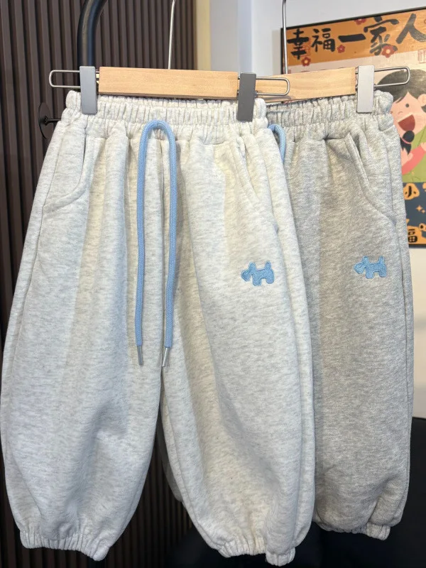 

Новые осенние детские корейские спортивные брюки 2025 года с вышивкой, свободные повседневные штаны для мальчиков и девочек, модные универсальные.