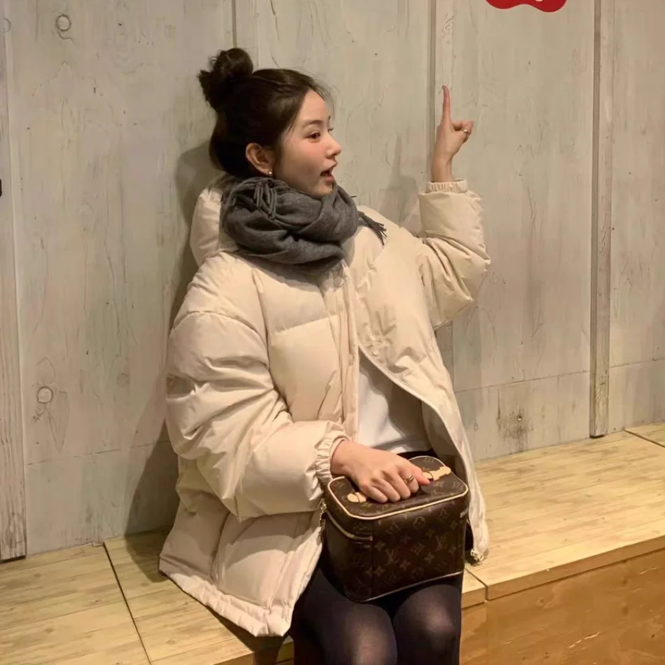 เสื้อโค้ทผู้หญิงแบบมีฮู้ด ซิป ผ้าดาวน์สีขาว น้ำหนักเบา สไตล์ลำลอง ให้ความอบอุ่น ทรงโอเวอร์ไซส์ ดีไซน์ทันสมัย แมทช์ได้กับทุกชุด