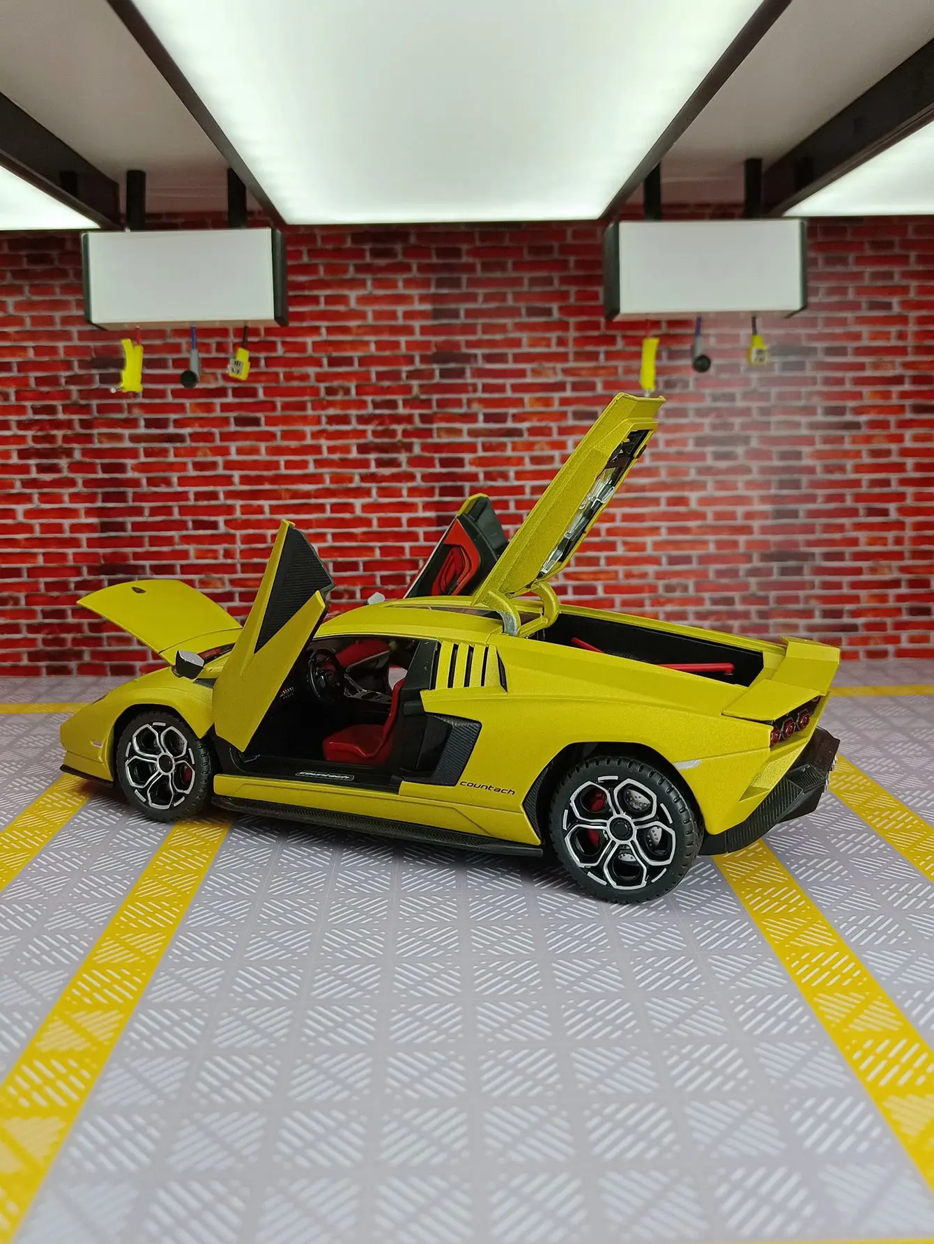 

1:24 LP I-800 alloy super sports car model car ornaments The door and hood trunk can be opened can be given as a gift to friends