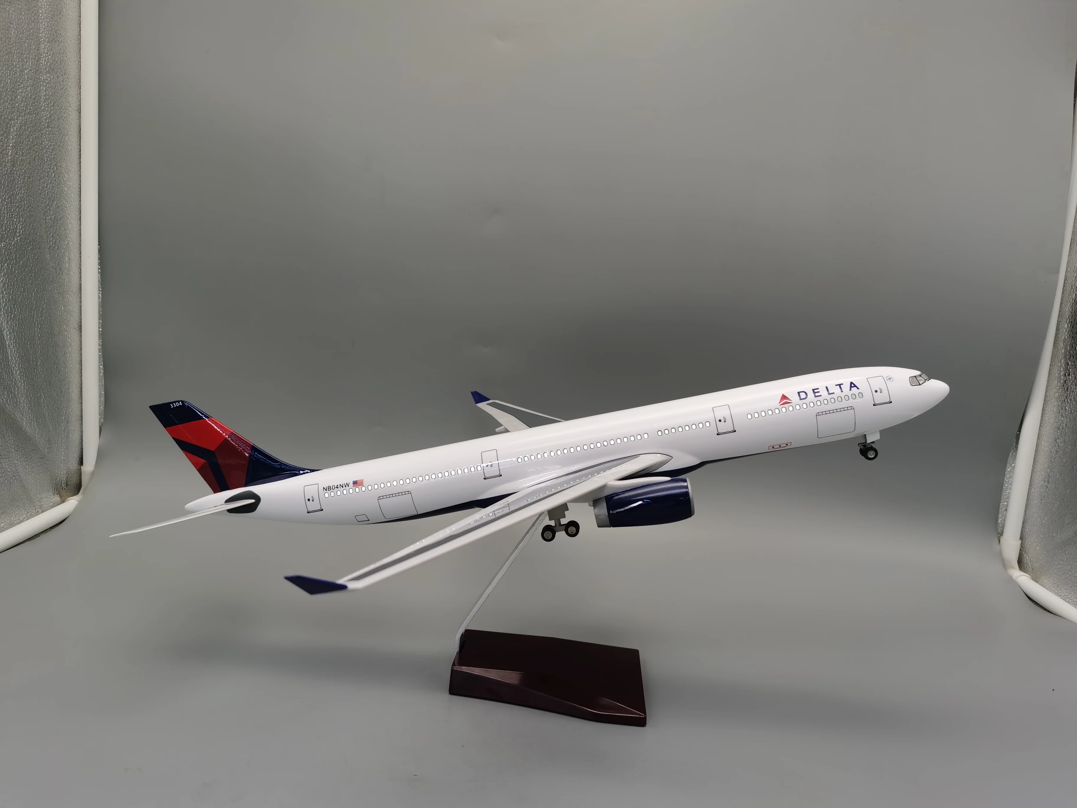 

1:135 Scale 47CM 330 A330 Model AIR DELTA Airlines Airway W Base Wheel Lights Resin Plastic Assembly Aircraft Plane Toy