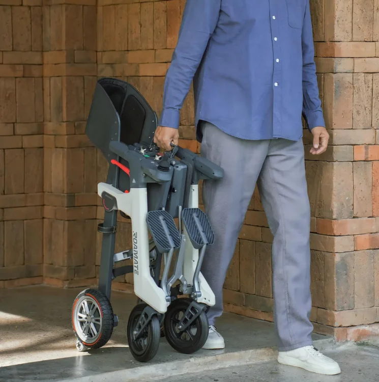 Roamate Mobility Device, Perfect Travel Companion,Lightweight, Foldable Design, AI-Powered Drive Assistance, 360° Agile Steering