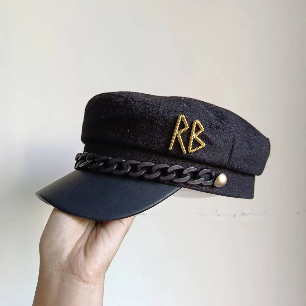 2023 Black Chain Octagonal Hat English Letter Customizable Autumn and Winter Women's Vintage Painter Hat Octagonal Hat Wholesale