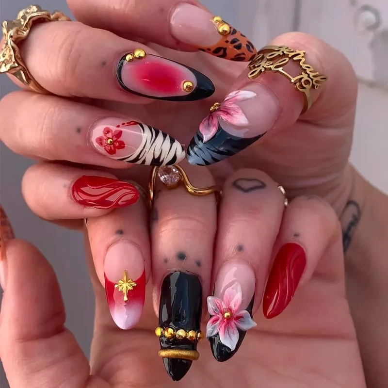 24 Stück süße coole rote erröten Leopardenmuster schwarze französische Nägel zum Aufdrücken geschnitzte Blume goldene Diamanten falsche Nägel Mandel gefälschte Nägel