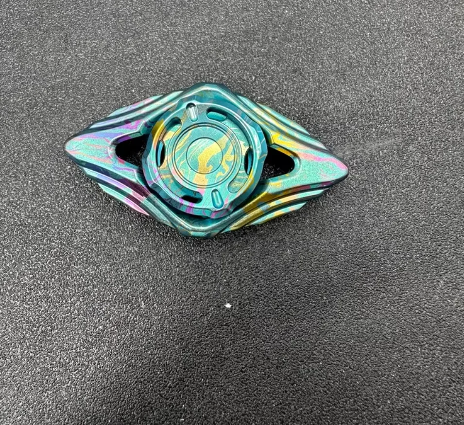 لعبة تخفيف الضغط المململة الدوارة من التيتانيوم EDC Pangolin Apostle المستخدمة