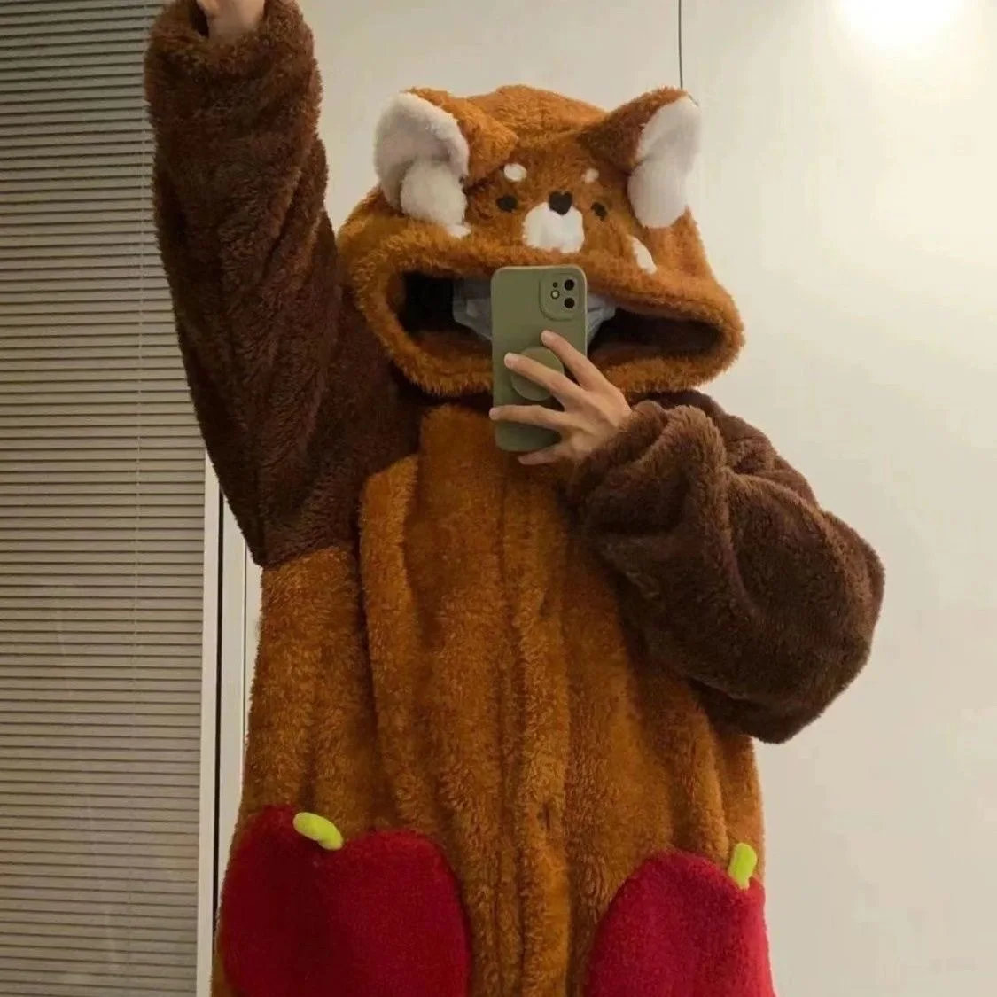 تأثيري لطيف الكرتون الراكون المرجان بيجامة من الصوف المرأة 2025 شتاء جديد سميكة قمصان النوم يمكن ارتداؤها خارج المتسكعون