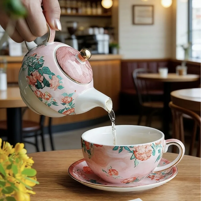 

Набор из одной комбинированной чайной посуды: белый фарфоровый чайный сервиз с розами в британском стиле, с чашками и блюдцами, керамический фруктовый чайник для дома