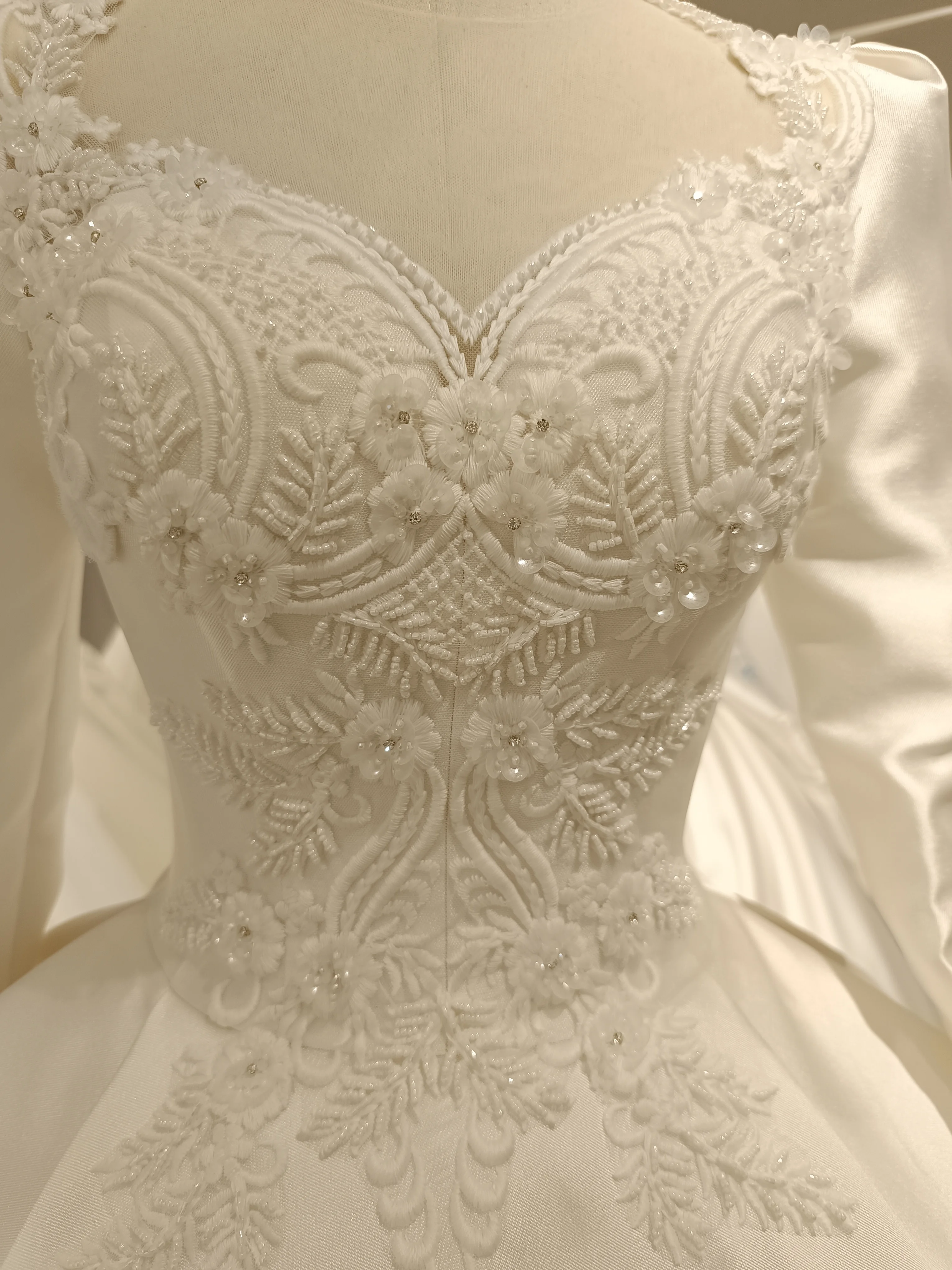 Robe de mariée en dentelle perlée, manches longues, coupe A Line, Icidal sion, présidence, décolleté, 2024