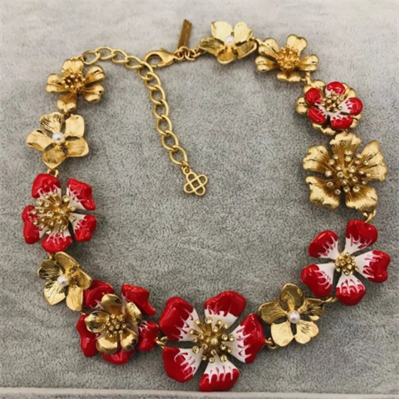 New Hand-painted Enamel Flower Retro Niche Design High Sense Banquet Event Catwalk Exaggerated Necklace Women