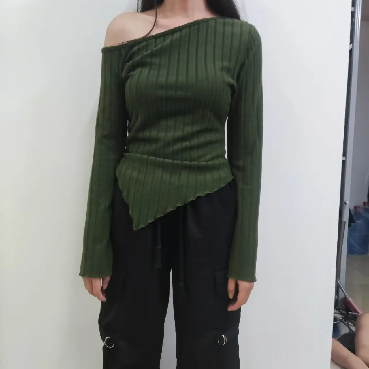 تي شيرت نسائي بلون سادة بدون أكتاف وأكمام طويلة مقاس نحيف كاجوال على طراز الشارع غير متماثل أنيق بأكمام بوق #5