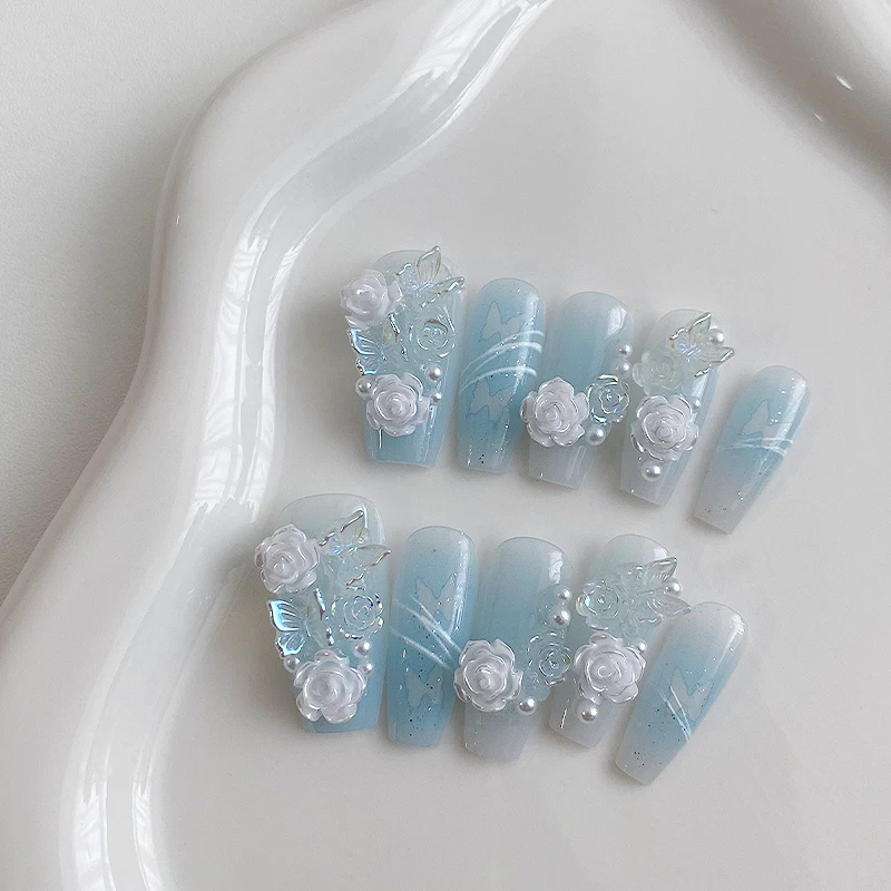 10 morceaux d'ongles en forme de cercueil faits à la main, beaux faux ongles, nail art dégradé bleu clair, fleurs blanches tridimensionnelles,