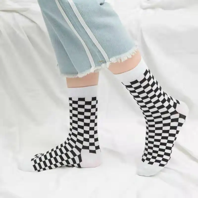 Socks Women Men Unisex Harajuku Black And White Squares Pattern Socks Fashion Novelty Streetwear Skateboard Funny Cotton Socks