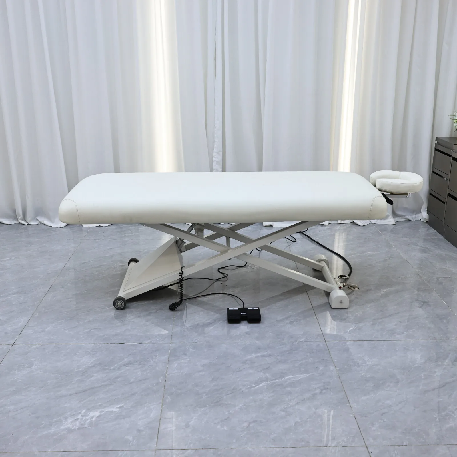 Extrem einfache, windbetriebene elektrische Kosmetikliege, hochwertige Spa-Liege für Schönheitssalons, Therapieliege mit Fußpedalsteuerung, verstellbar. – Detail 5
