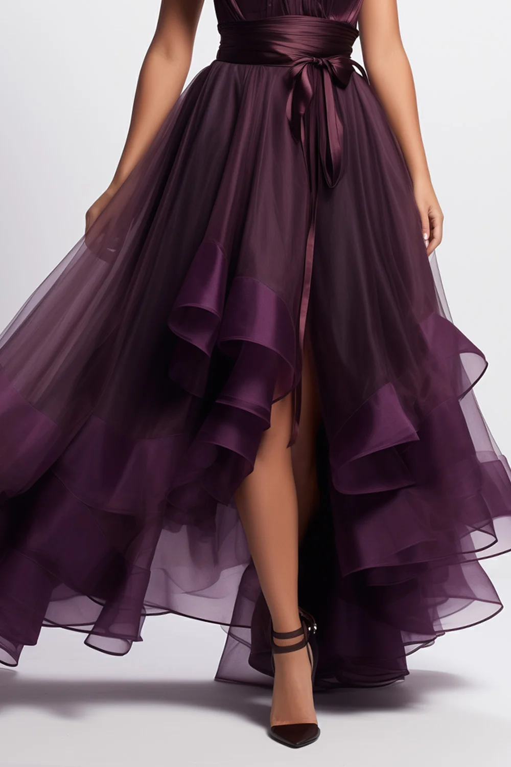 Gestuftes, asymmetrisches Maxikleid für Hochzeitsgäste mit Trauben-Mesh-Ausschnitt für Damen