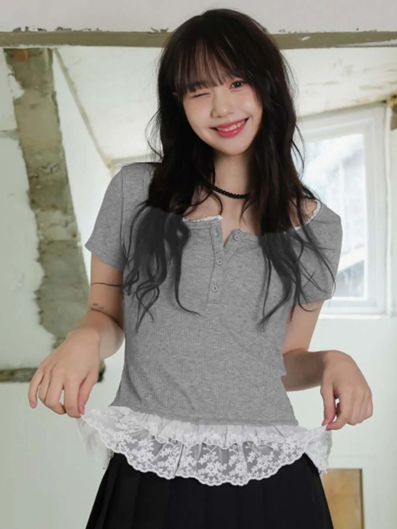 

Вязаная женская футболка контрастного цвета с кружевным подолом в стиле милой девушки и круглым вырезом