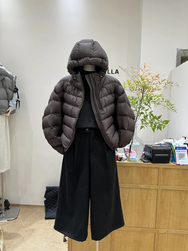 2025 inverno nuova versione coreana piumino da donna stile corto con cappuccio 90 piumino d'anatra bianco caldo cappotto leggero alla moda
