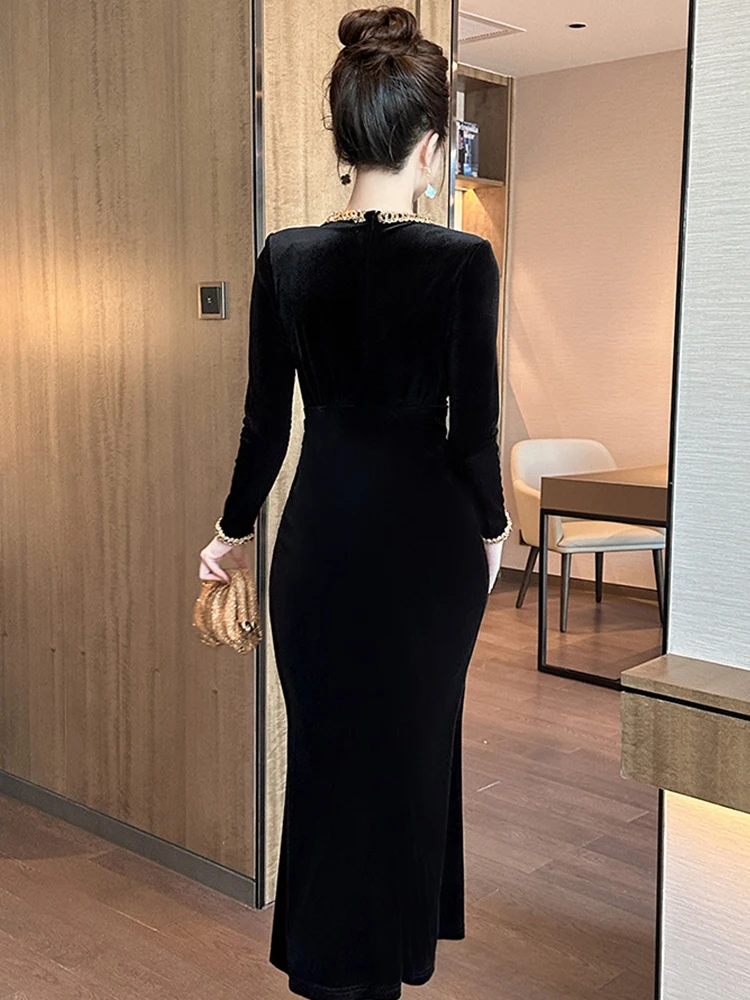 Sukienka damska aksamitna czarna fioletowa z dekoltem okrągłym, dopasowana, midi, typu rybka, elegancka, modna, na imprezę, bal, vestidos, robe, na formalną okazję.