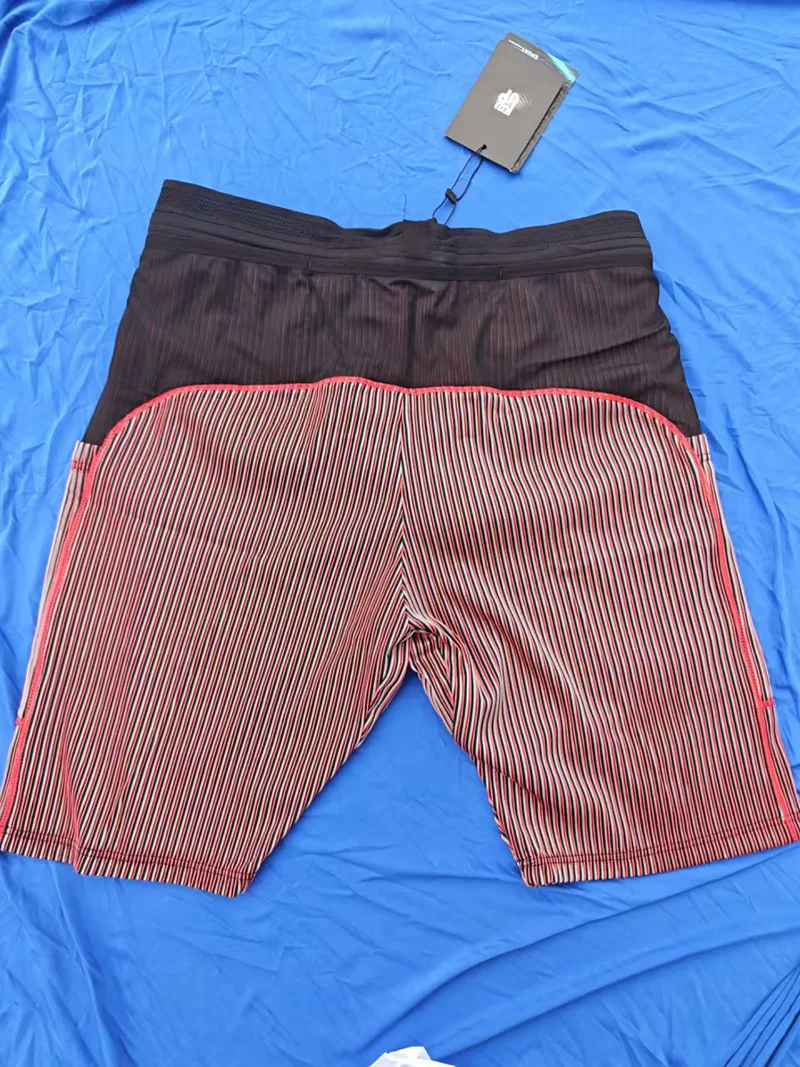 Herren-Laufshorts mit Taschen für Handy und Wasserflasche, Schnelltrocknende Athletische Kompressionsshorts, Rot Gestreifte Sportshorts – Detail 11