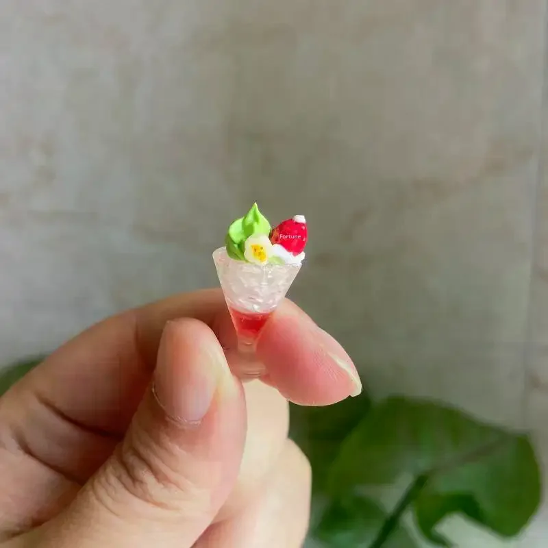 1/5 Stück Puppenhaus-Miniatur-Cremekuchen-Dessert, Weihnachts-Erdbeer-Eisbecher-Modell für Puppenhaus-Dekoration, Rollenspiel-Spielzeug