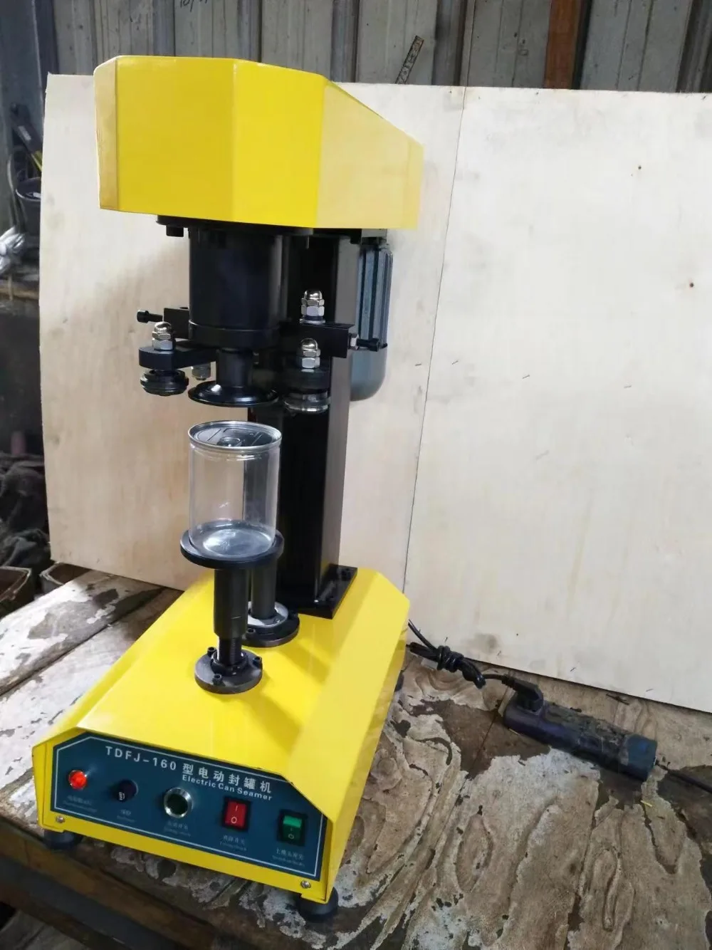 Máquina seladora de latas