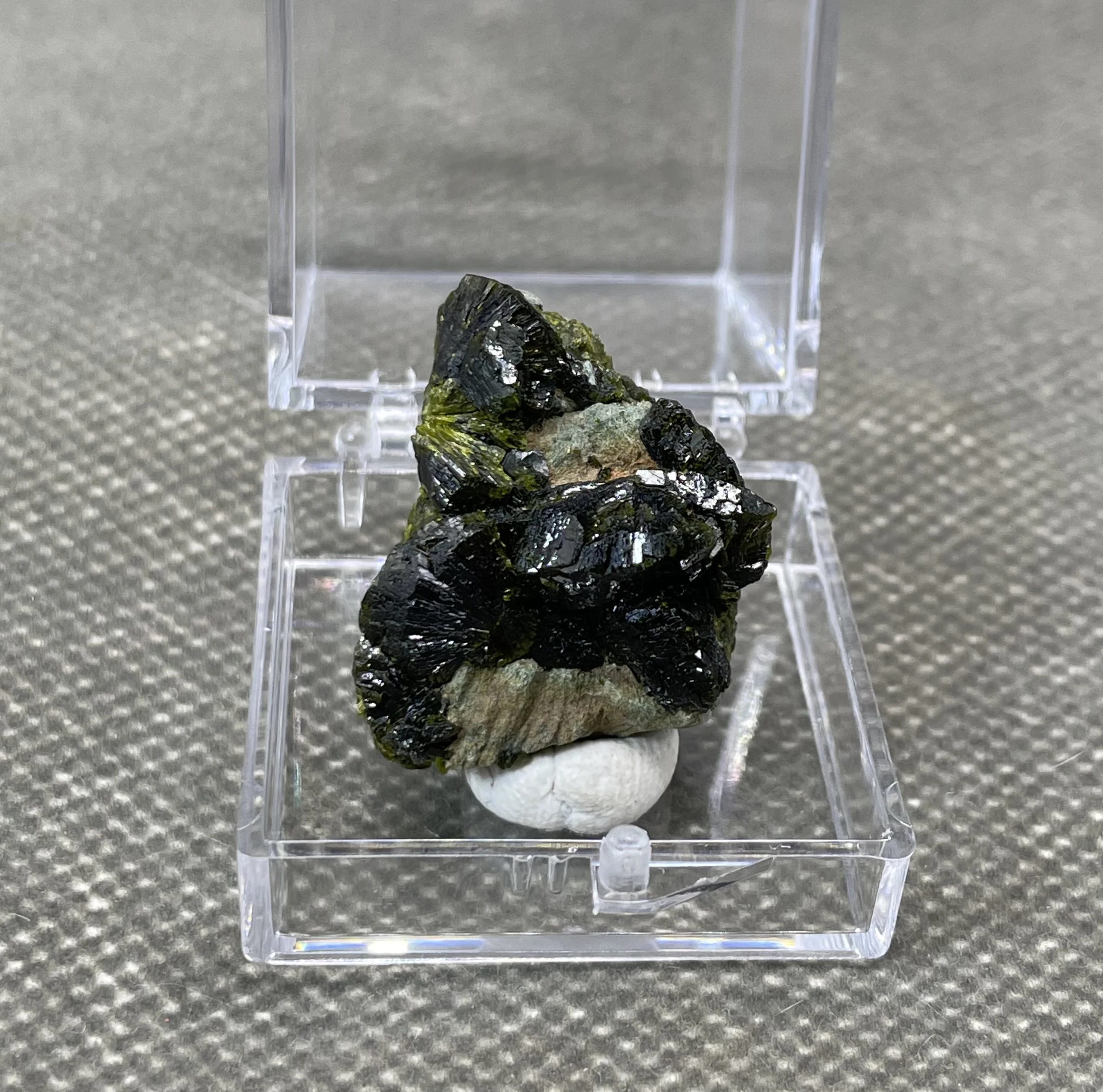 RARE! 100% natural Morocco Epidote mineral specimens stones and crystals quartz crystals + box size 3.4 cm