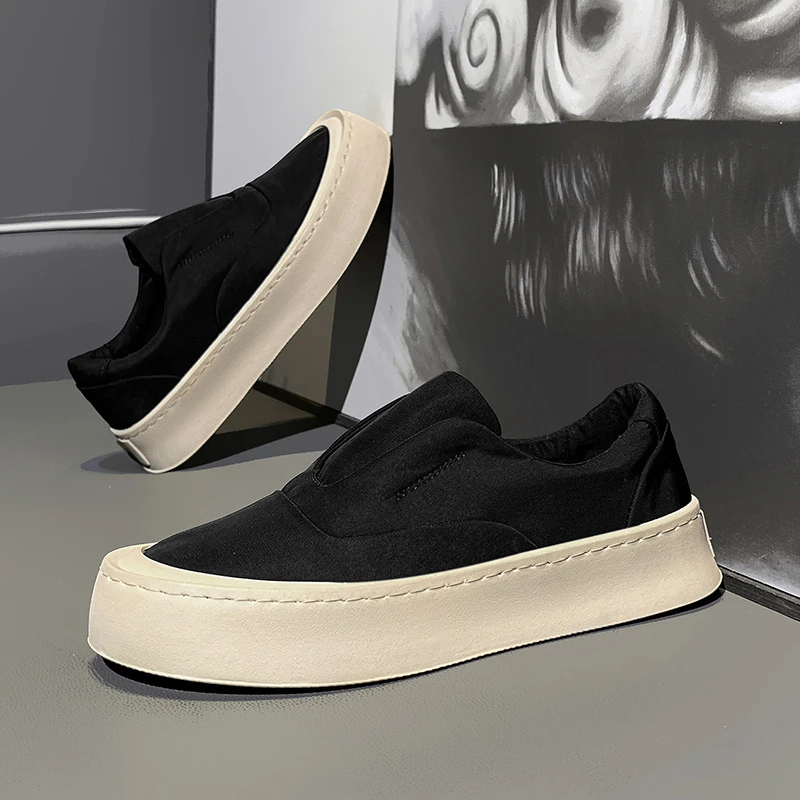 Damen Slip-On Plateau-Sneaker aus Canvas 2026 – Schwarze, weiche Stoff-Loafer mit dicker weißer Sohle – Minimalistische Walkingschuhe im schlichten Fashion-Stil