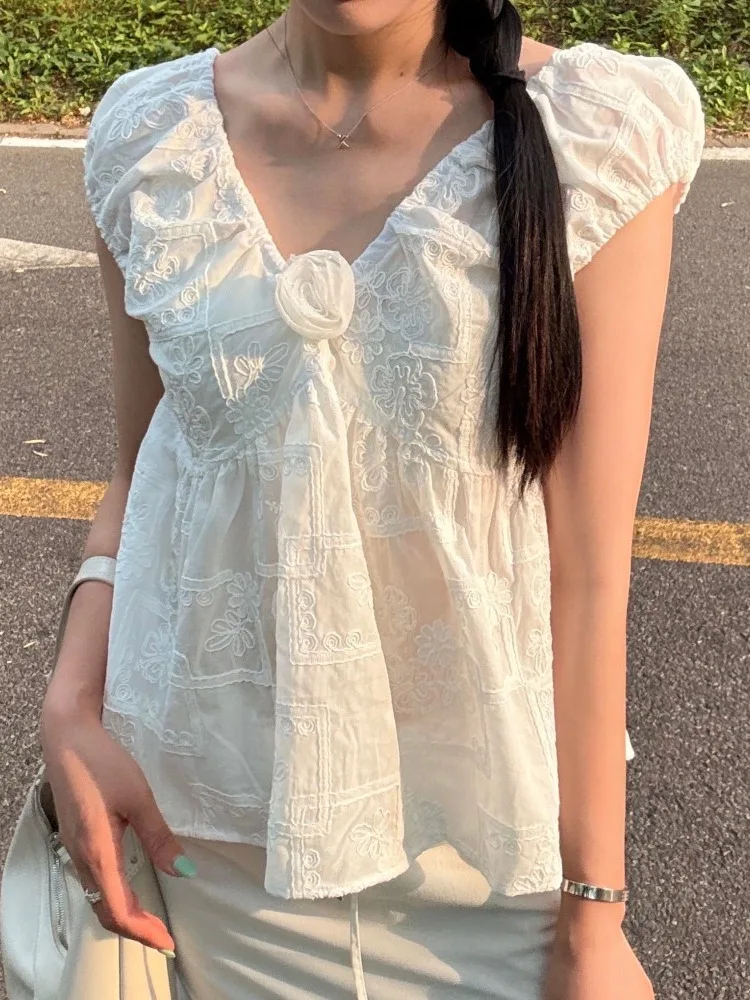 

Korean Sle Women's Svel V-Ne Embroidered irt Fre Age-Defng Cute Design Sensation Faionable Summer Top