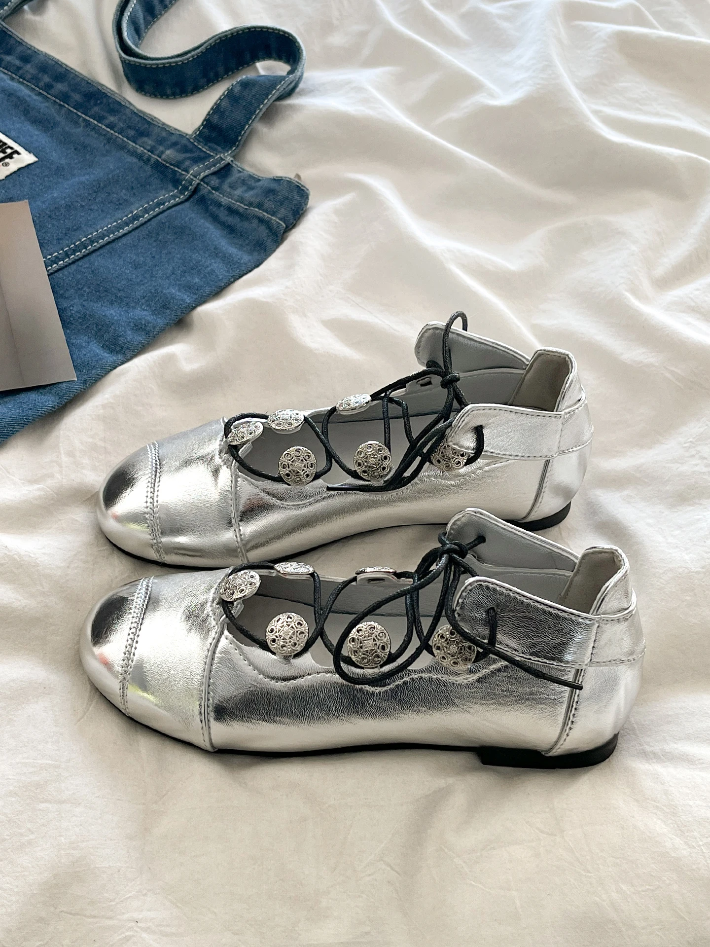 シルバーバレエスタイルフラットボトムレディースシューズ春の新作カジュアルクロスバックルストラップファッションメリージェーンシューズ（スカート用）