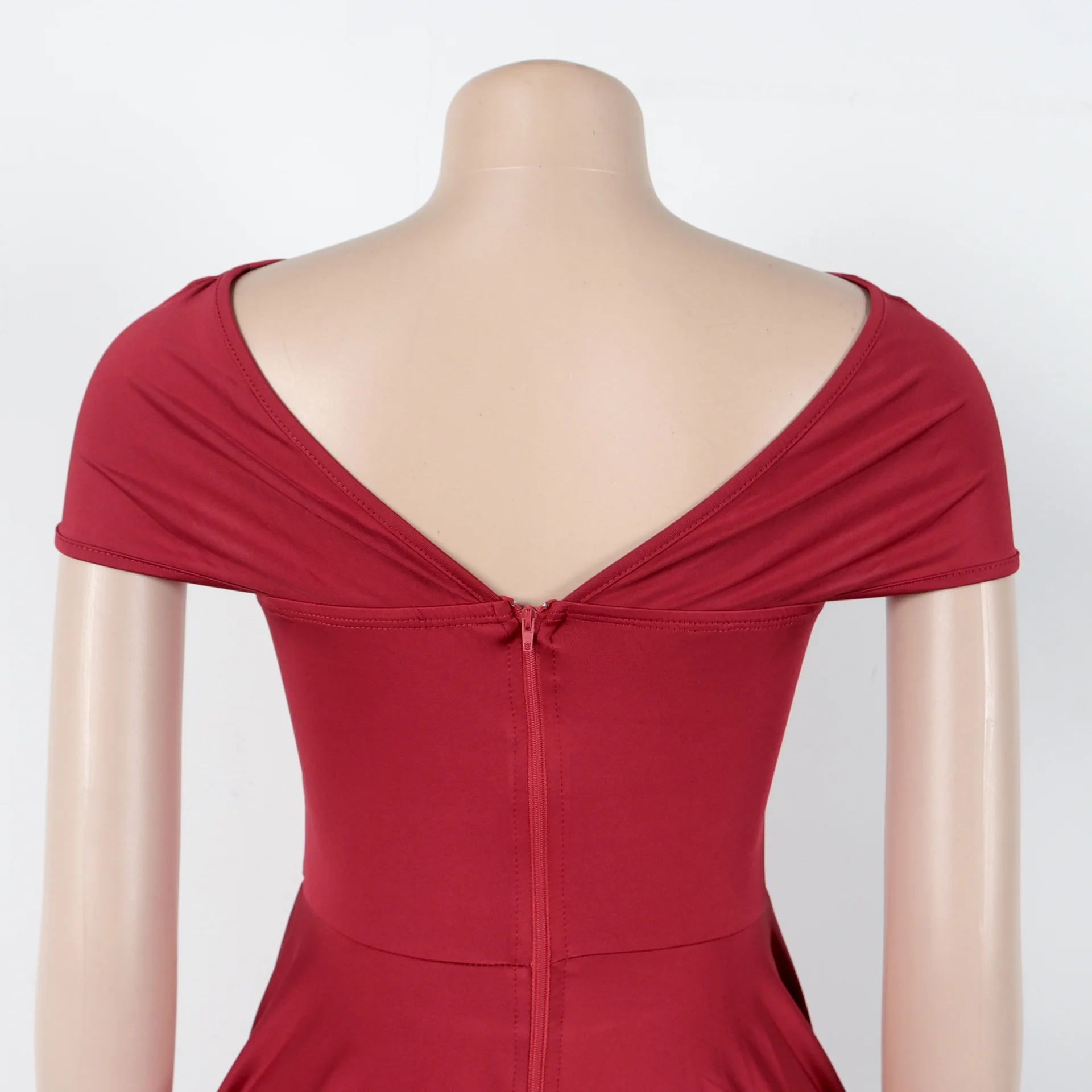 فستان نسائي صيفي غير منتظم بطبقات مزدوجة وتنورة قصيرة مع فتحة عنق حلوة وخصر محكم تصميم عصري 2025