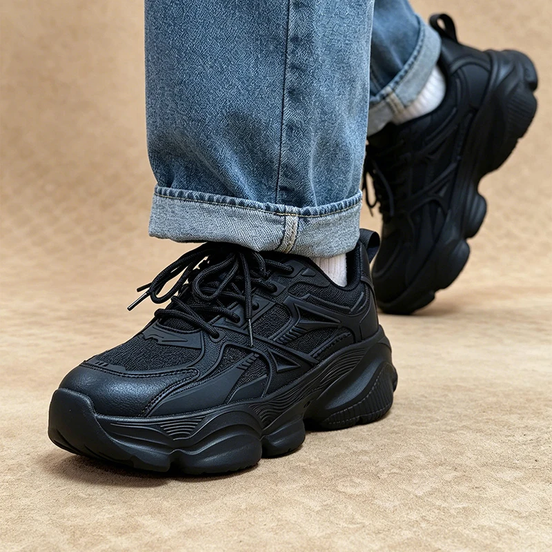 Herren-Sneaker in Schwarz, klobige „Dad Shoes“-Optik, dicke Sohle, Plateausohle, atmungsaktives Mesh-Material, Schnürung, erhöhen die Körpergröße, lässige Streetwear-Mode. – Detail 3