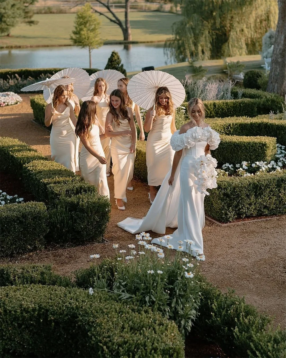 Tokyo Maßgeschneiderte weiße schulterfreie Brautkleider mit kurzen Ärmeln, Hofschleppe, Brautkleider 2025, 3D-Blumen-Meerjungfrau-Hochzeitskleider