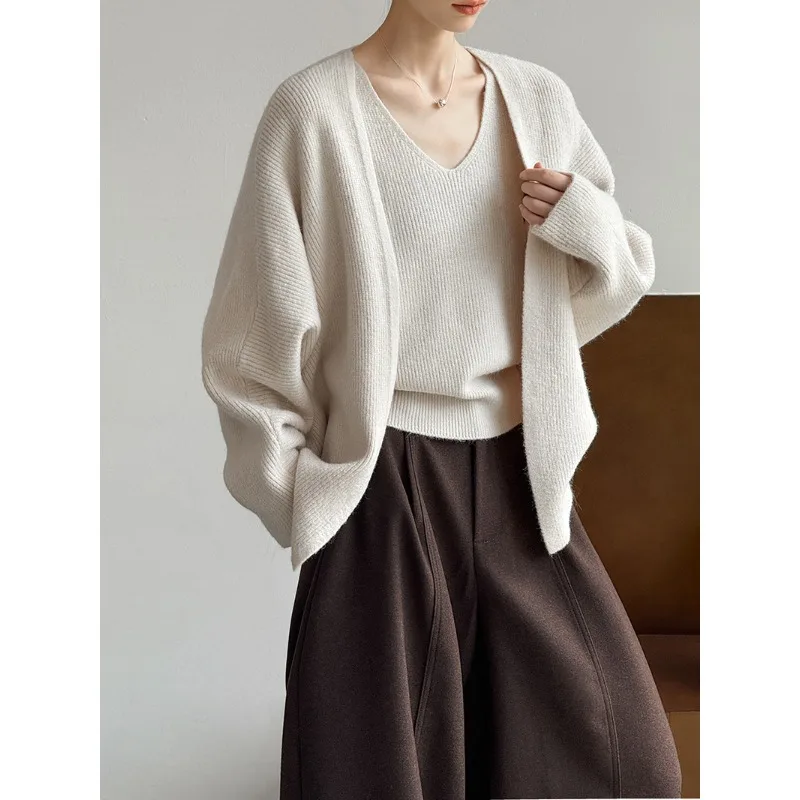 Sweter dzianinowy w jednolitym kolorze, w stylu wczesnej jesieni, luźny, typu kardigan, zapewniający uczucie chwielu.