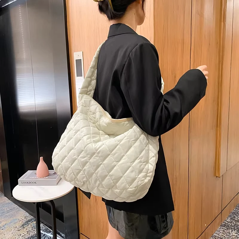 

Large Capacity Quilted Tote Bag Lightweight Winter Warm down Cotton Padded Plaid Shoulder Bags Women Underarm Bags Puffy Handbag