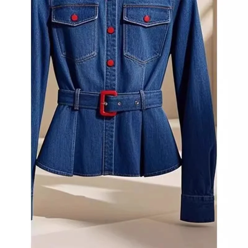 Camicetta di jeans da donna Camicia di jeans con cintura di design alla moda Colletto polo blu Giacca di jeans aderente in vita Abbigliamento primaverile autunnale