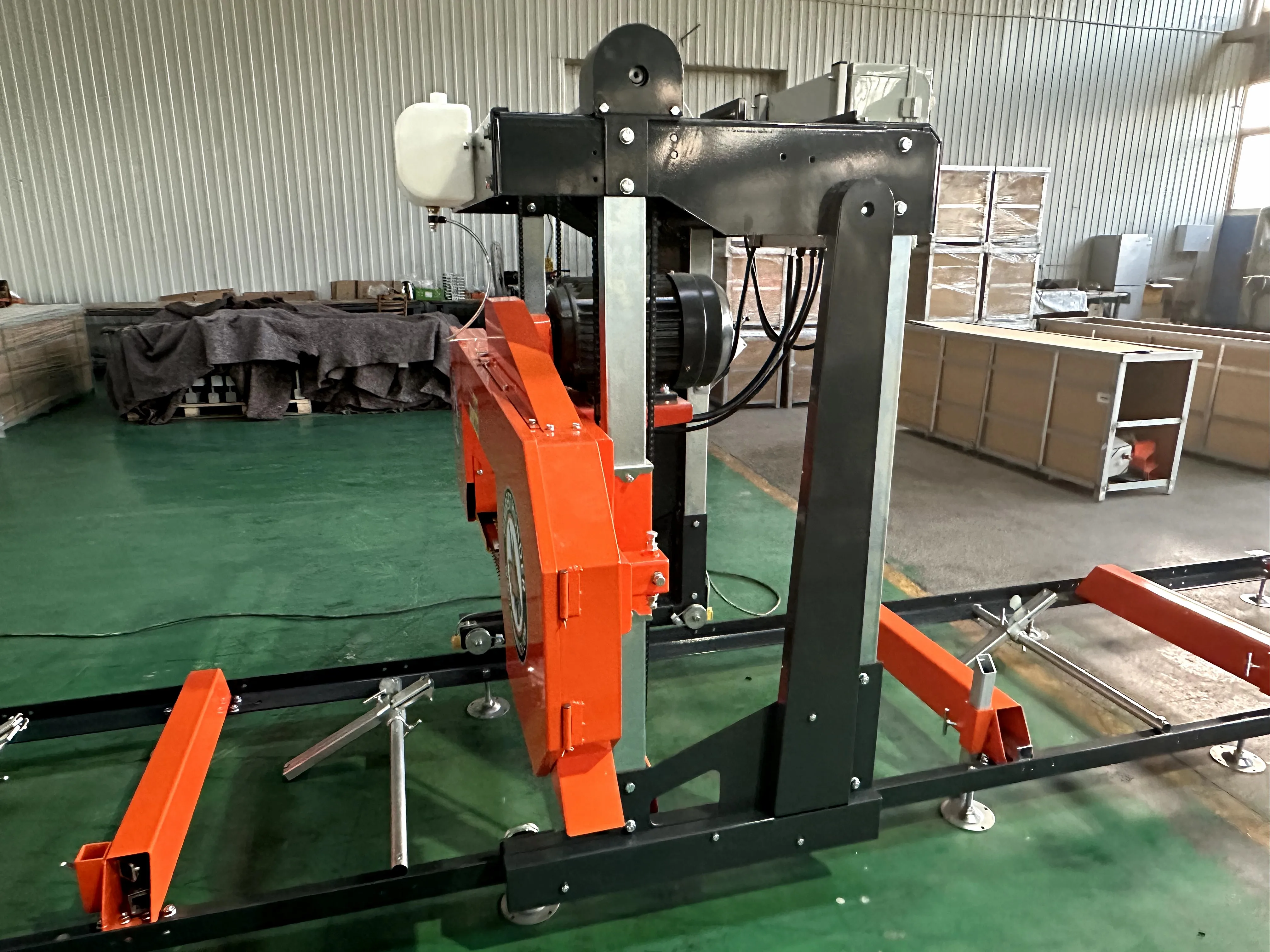 Przenośna piła łańcuchowa Auto-Lift 7,5 kW, wytrzymała elektryczna piła łańcuchowa do profesjonalnego cięcia drewna, obróbki drewna leśnego.