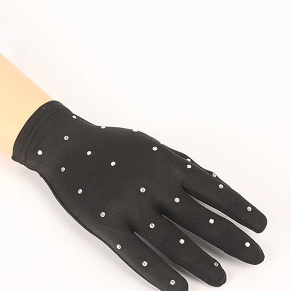 Les gants de patinage montrent portant des doigts de fête en tissu décoratif pour scène de patinage artistique pour fille