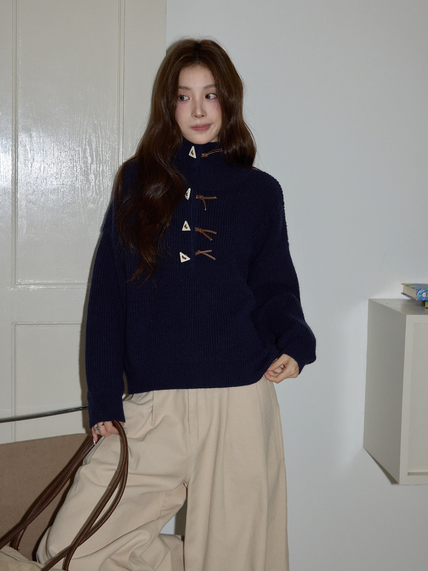 

Синий свитер с высоким воротником свободного кроя для женщин, осенне-зимний, комфортный, стройнящий, от Cha Cha Home