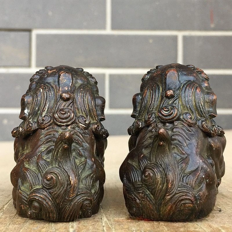 1Pair Bronze Lion Incense Burners Reverse-Flow Incense Burners Lion Rolling a Silk Ball Home Decor Ornaments