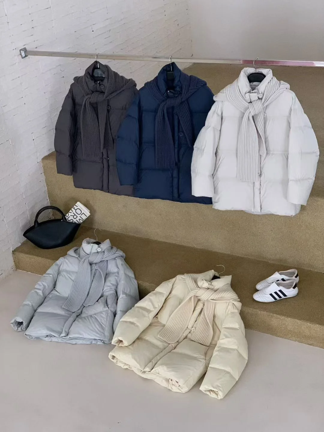 

Утепленная куртка свободного кроя средней длины с отстегивающимся вязаным капюшоном, теплая белая верхняя одежда из пуха для зимы от Zhouzhou Home