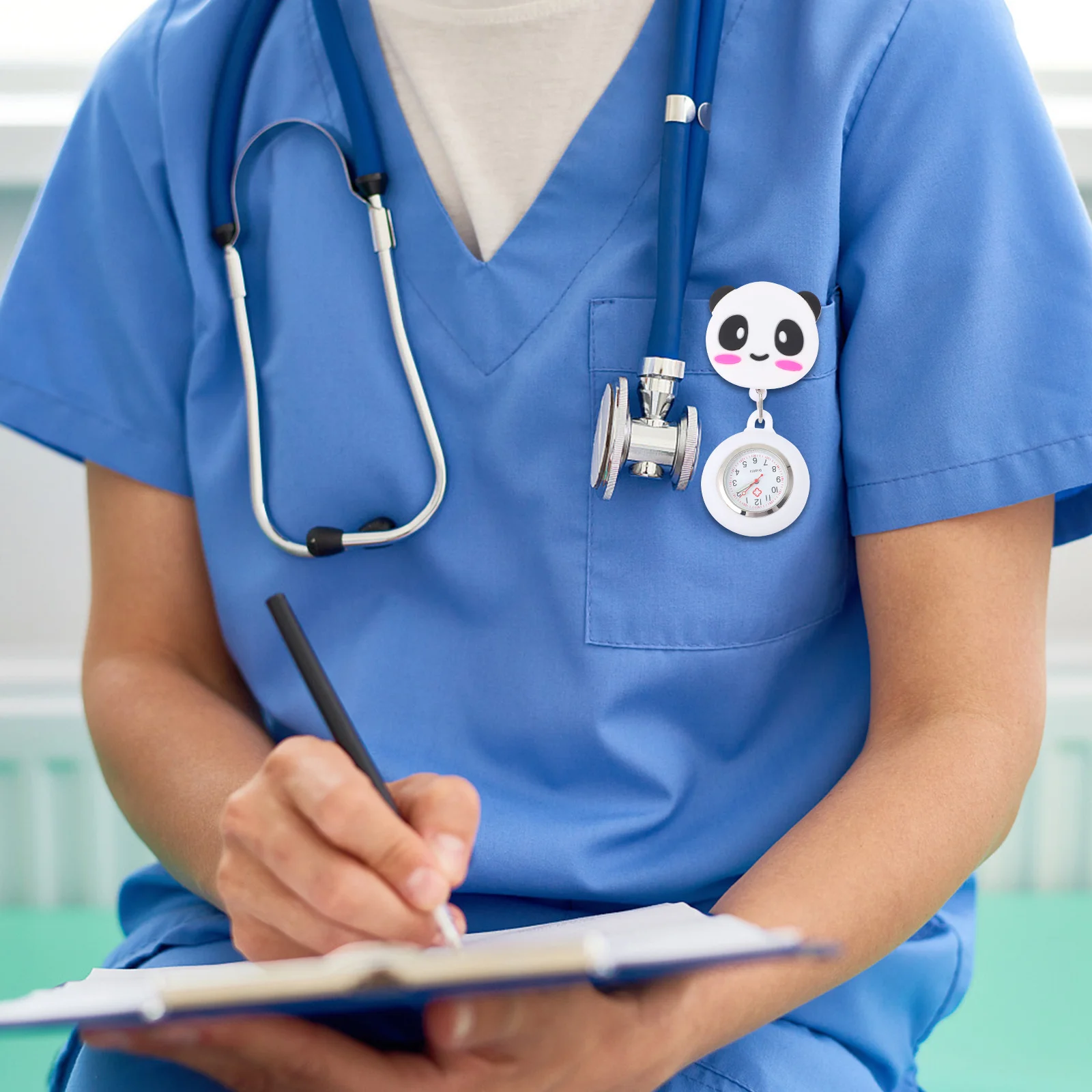 قطعة واحدة من مشبك ساعة صدر الممرضة من السيليكون الناعم على تصميم الباندا الجميل، ساعة توقيت الجيب القابلة للتمدد للمحترفين الطبيين