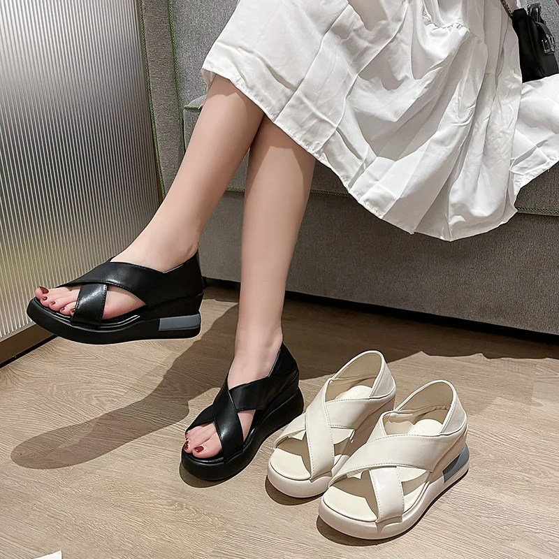 

2025 НОВЫЕ женские сандалии с мягкой подошвой, новые летние нескользящие женские сандалии из воловьей кожи на плоской подошве в повседневном стиле, удобные