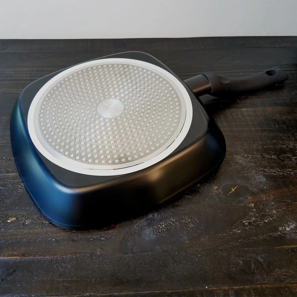 مقلاة شواء مربعة مقاس 11 بوصة، سطح طهي من الألومنيوم غير لاصق، مقبض مقاوم للحرارة، جاهز للغسيل اليدوي وسهل التنظيف