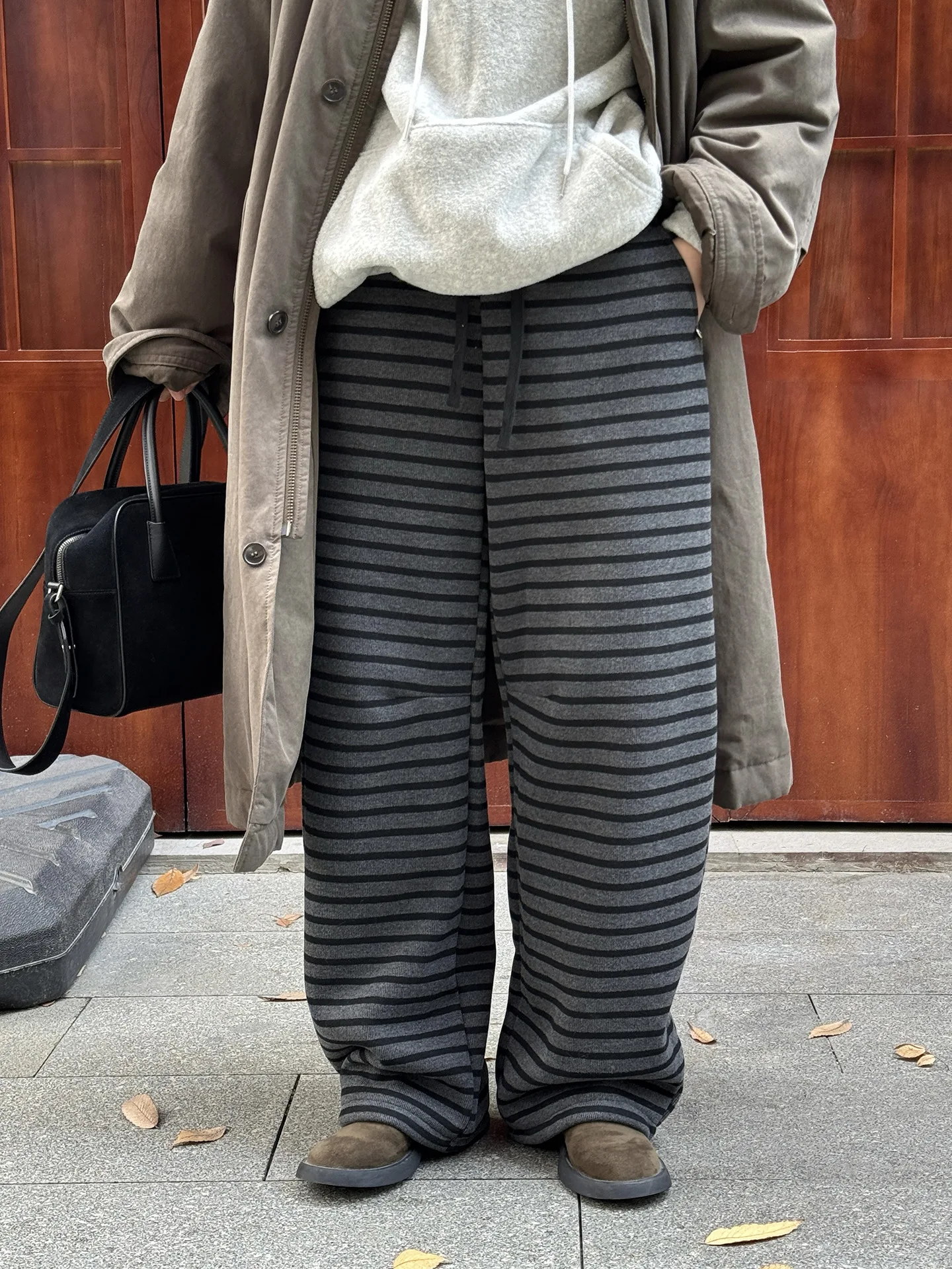 

Новые зимние корейские ретро эластичные шнурки в контрастную полоску с плюшевыми повседневными брюками для женщин для теплого и похудения.