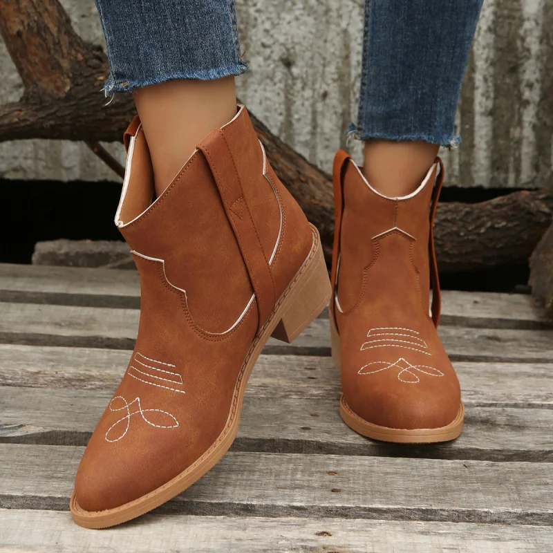 

2025Новые осенние женские ботинки с острым носком на массивном каблуке, женская обувь в этническом стиле, короткие сапоги с тиснением, ботинки большого размера в стиле ретро