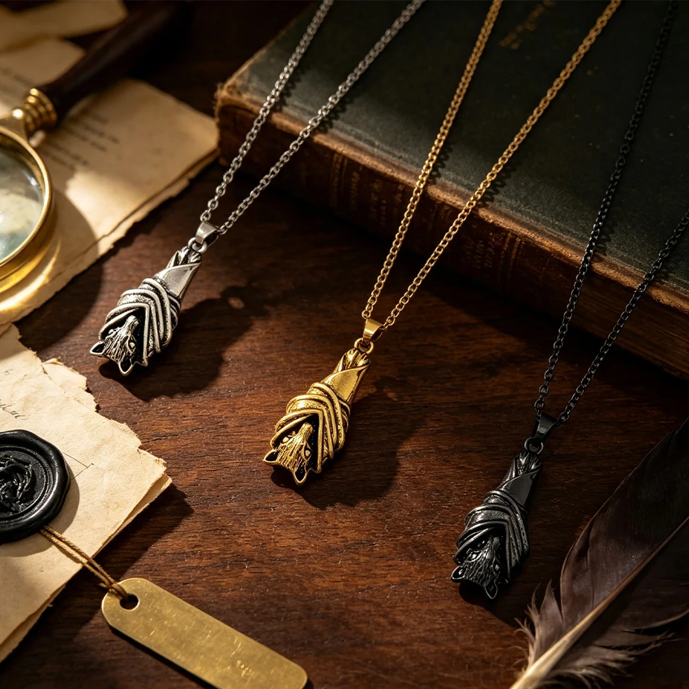 The bat pendant is wrapped in three-dimensional fabric, with a vintage distressed texture. Available in gold, silver, and black colors, it features a cool dark style and is suitable for both men and women to wear as an accessory for everyday street fashion