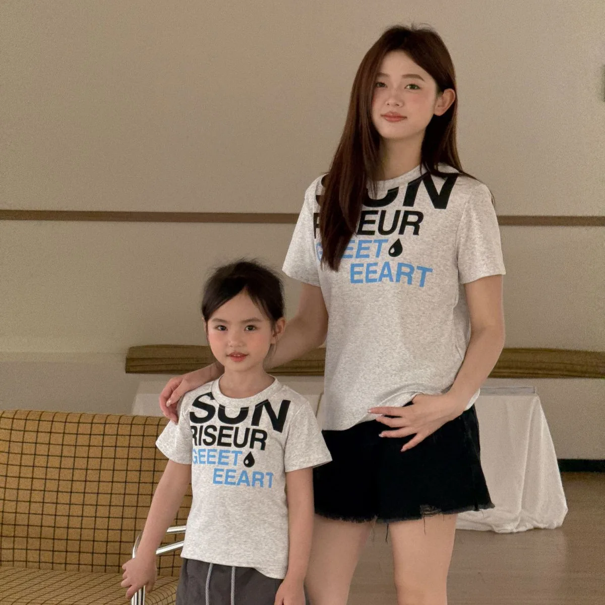 

2026 Summer Mommy and Me Matching Letter Print Tee Casual Short Sleeve Gray T-Shirt for Mom and Daughter Daily Wear